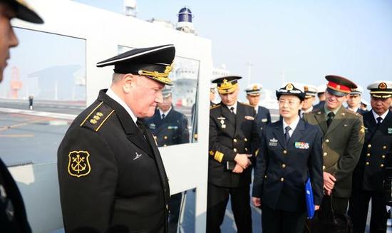 航母应犹在只是朱颜改：俄海军司令参观辽宁舰感慨被中国超越