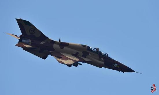 小国空军的利器：中国这一款战机刚用上非洲沙漠迷彩就被卖出去了