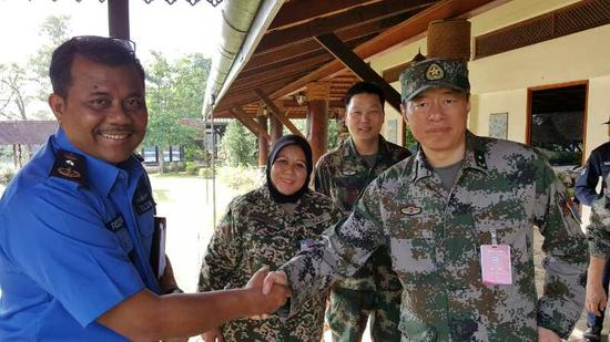 右一,中方导演李维亚少将,左一马方导演卢兹万准将