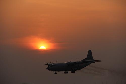 3月分，海军航空兵预警机、警戒机直抵某海域开展超低空蛇形机动飞行训练。