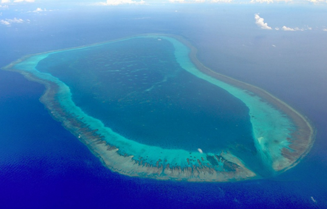 一艘中国渔船在黄岩岛潟湖避风时搁浅，船员安全转移