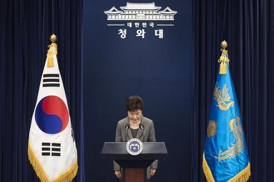 资料图片：11月29日，在韩国首都首尔，韩国总统朴槿惠在青瓦台总统府发表对国民讲话期间鞠躬道歉。