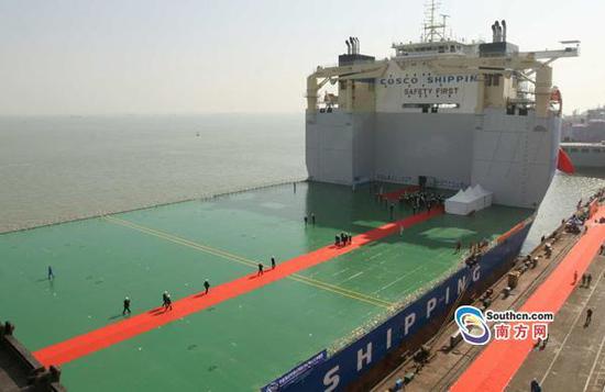 中国最大半潜船交付 海上轻松举起10万吨重物(图)