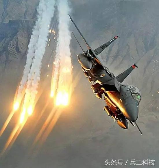 图注:F-15战机发射干扰弹