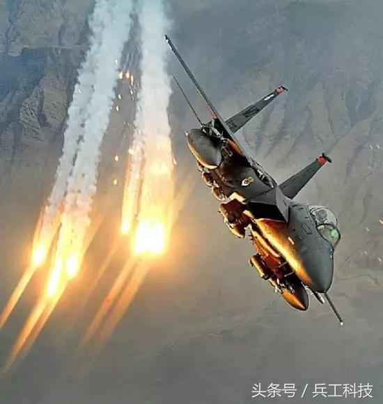 图注：F-15战机发射干扰弹