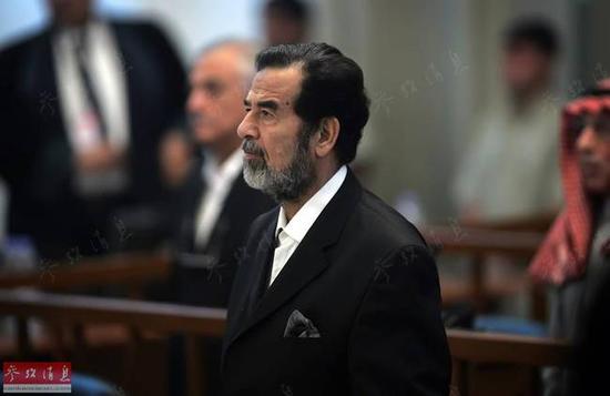 2006年10月19日,巴格达“绿区”内,伊拉克前总统萨达姆正在接受审判。