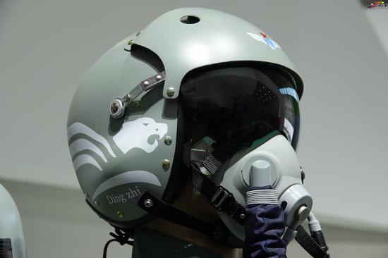 中国新一代战机座舱显示屏曝光 或已装备歼20