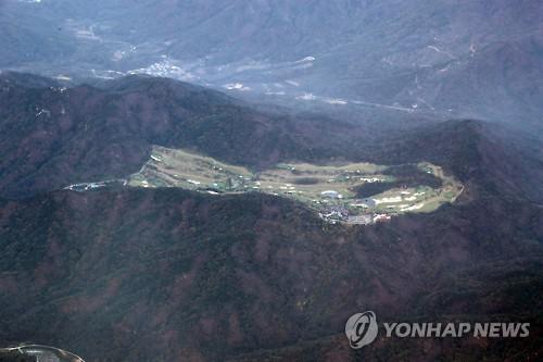 庆尚北道星洲高尔夫球场，业主为韩国乐天天山集团，又称乐天天山星洲乡村俱乐部，因将作为萨德的部署地，将被封闭