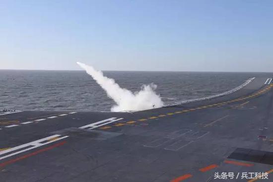 图注：“辽宁”舰舷侧的“海红旗”-10防空导弹进行防空反导拦截训练
