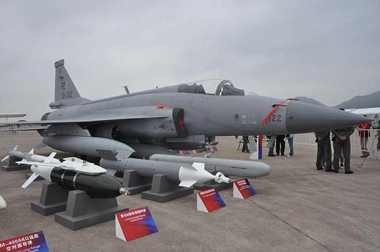 图片：有了中国的支持，“枭龙”战斗机能够携带各种样式的空对空、空对地精确制导弹药。