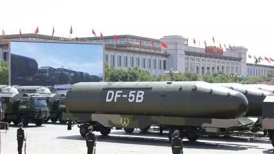 国庆阅兵中展示的东风-5B液体燃料多弹头洲际导弹