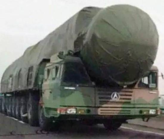 疑似中国最先进的公路机动型东风-41洲际导弹