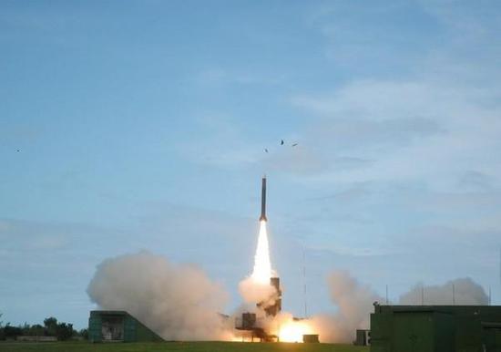 图片：垂直发射的“天弓”3防空导弹。