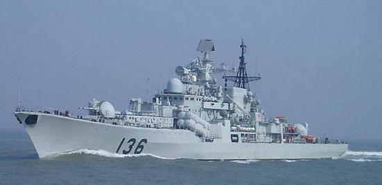 改装前的136杭州号驱逐舰，它属于956E型，注意它的后桅杆