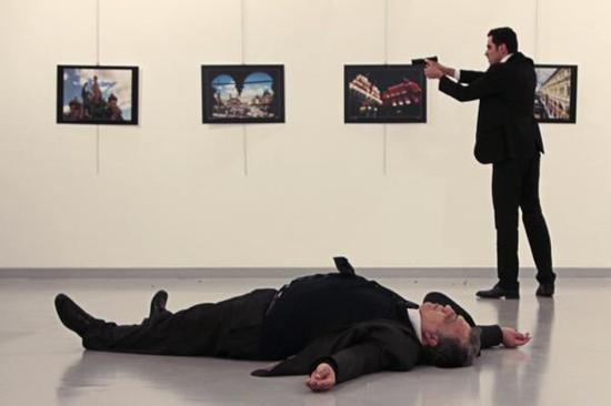 俄罗斯大使卡尔洛夫遇刺，后方是刺客奥特塔斯