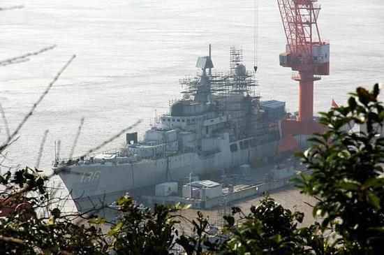 网上出现的可能是中国海军现代级改装的图片，可以清晰的看到红旗-10发射架