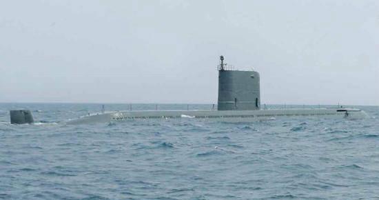 朝中社照片里出现了一艘新型潜艇，应该是“新浦”级常规弹道导弹潜艇。