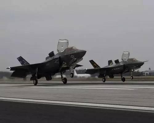 正在进行短距起降的F-35B