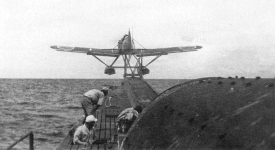 图片：放飞E14Y“零”式水上侦察机的乙型潜艇，该机能够携带2枚小型炸弹。