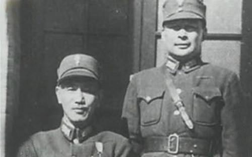 胡宗南与蒋介石合影照。