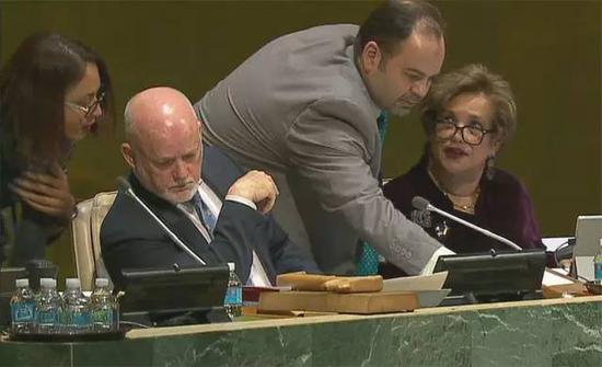 点击查看大图 会议中断国际法顾问紧急辩论