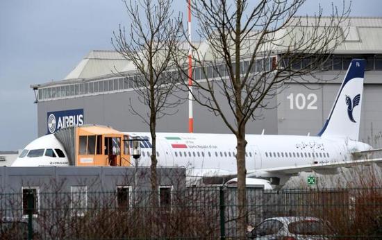 12月19日，一架印有伊朗国旗与伊航标识的空客A321停在空客在德国汉堡的工厂（图片来源：路透社）