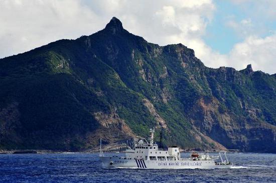 资料图：中国海监船对钓鱼岛及其附属岛屿附近海域进行维权巡航执法。