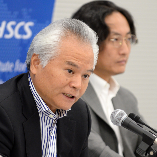 6月22日,在日本东京,中国南海研究院院长吴士存(左)回答记者提问。(新华社发)