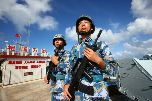 驻守在南沙群岛永暑礁上的中国海军官兵。(新华社发)
