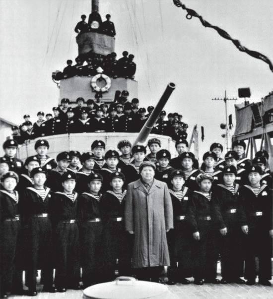 1953年2月,毛泽东与长江舰海军官兵合影