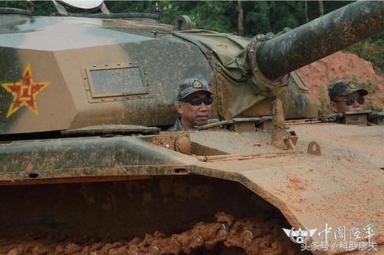 令人意想不到的是,這輛“新戰車”,並不是什麼新裝備,而是由59式坦克改裝而成的96式主戰坦克專用駕駛教練車。