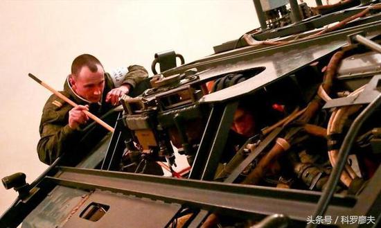 坦克模擬訓練在外軍應用也很普遍。這是俄羅斯坦克部隊教官在模擬教具旁傳授坦克駕駛員駕駛技巧。