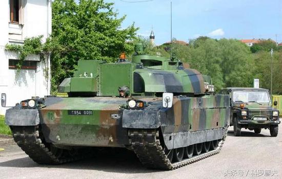 法國勒克萊爾主戰坦克的教練坦克,使用勒克萊爾坦克的底盤,安裝了去掉火炮的視野較好的教練炮塔。