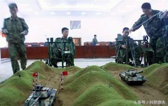 上圖為坦克駕駛員在室內與計算機操控的坦克在模擬山區駕駛的技術要領。