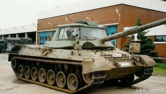 澳大利亞陸軍的駕駛員訓練坦克,基本與德國豹1A1教練坦克相同。比利時和荷蘭型駕駛員訓練坦克則未安裝假火炮。