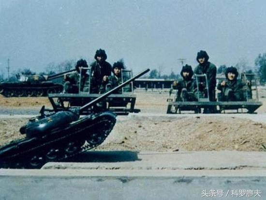 這種沙盤情景訓練法,早在上世紀80年代就開始在我軍實行,是我們軍隊一項很獨特的訓練方式。