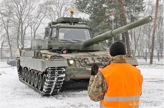 德國豹2坦克的教練坦克,與法國貨差不多,也是採用視野較好的改型炮塔,火炮是假的。