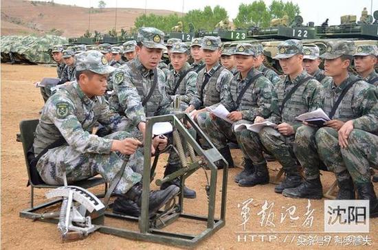 瀋陽軍區某裝甲旅坦克三營士官教練員正在組訓。
