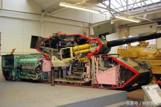 該教具將一輛豹1主戰坦克縱向切開,可以為學員很形象的體會坦克結構。