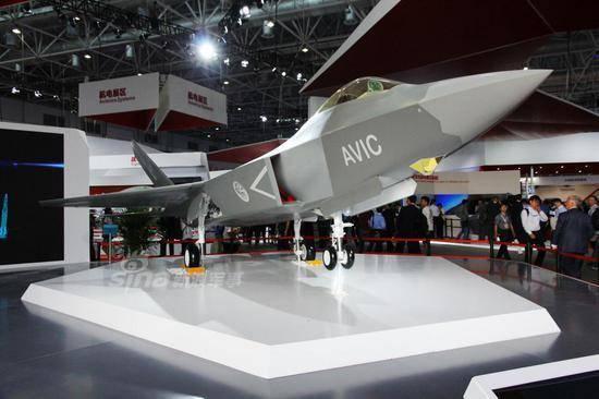 除了在珠海航展上进行展示之外,歼-31还曾在杜拜航展做静态展示,当时中航工业并未透露有关其性能的具体信息,只有基本数据:长16.8米、翼展11.5米、高4.79米、最大起飞重量25000公斤,最大速度1.8M,过载-3至 9G,起飞跑道距离400米。