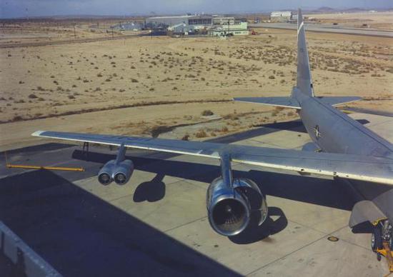 
	安装了一台F117发动机进行测试的B-52试验机 
