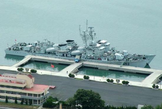 　　中国海军543“丹东”号护卫舰，属053H1型，满载排水量仅1960吨，最大航速约25节