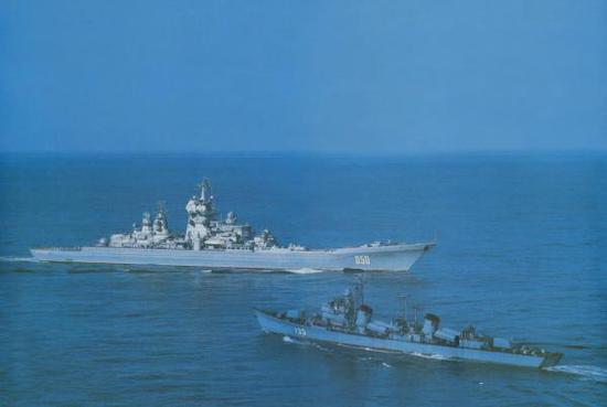 　　当年中国海军133“重庆”号拦截苏联海军基洛夫级核动力巡洋舰，133号驱逐舰目前已经退役