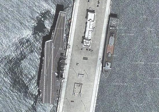 辽宁舰及其护航舰艇停泊在码头的图片