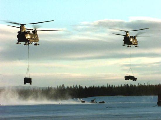 在战场上进行繁忙运输的CH-47