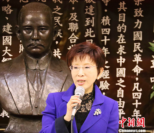 当地时间1月14日,正在美国旧金山为国民党筹款的国民党主席洪秀柱表示,国共两党的政治互信基础是“九二共识”,未来两岸必须要走和平发展的路。