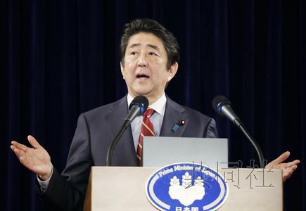 
	1月16日晚，安倍晋三在越南河内举行记者会。来源：日本共同社 
