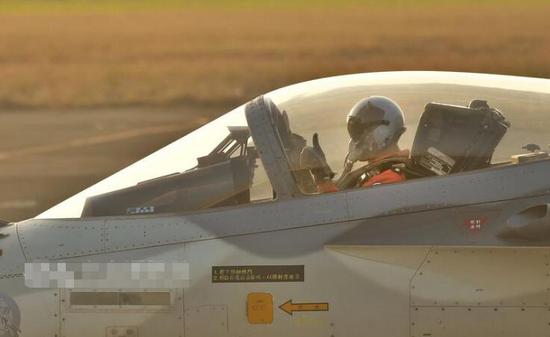 IDFս������Ա�ڻ����������Ĵָ��