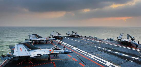 辽宁舰搭载大编队歼15演练 背后还隐藏一秘密武器|中国|航母|舰载机_新浪军事_新浪网