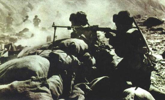 资料图：1962年中印战争期间，解放军56式班用机枪阵地对敌开火